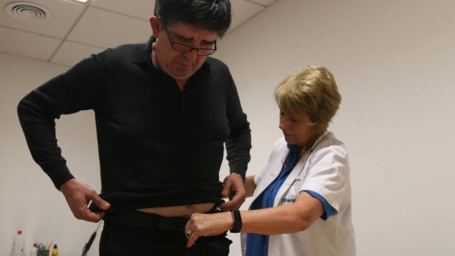 Imatge d’un pacient col·locant-se el cinturó amb l’STAT-ON. Foto: ACN
