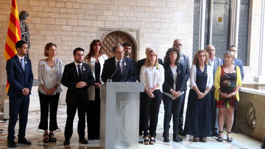 Pla general de tots els membres del Govern de la Generalitat durant la lectura de la declaració institucional.