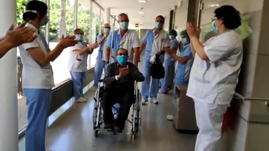 Una gran ovación acompañó al vecino de Ginestar a su salida del Hospital de Móra d’Ebre. FOTO: SALUT