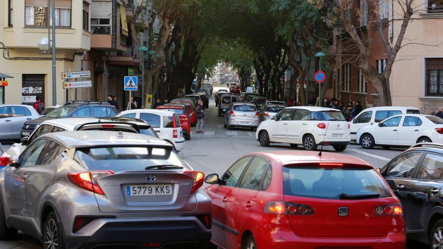 Imagen de la calle Antoni Rovira i Virgili, una de las vías con una mayor densidad de tráfico de la ciudad de Tarragona. FOTO: PERE FERRÉ