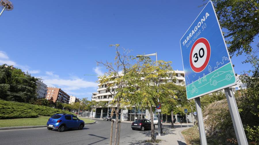 Señal de limitación de velocidad en la rotonda de la avenida dels Països Catalans. FOTO: PERE FERRÉ