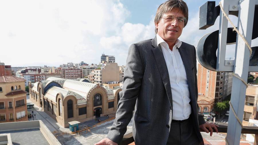 Joan Anton Font, esta semana, en la terraza del Hotel Urbis, con el Mercat Central en el fondo.