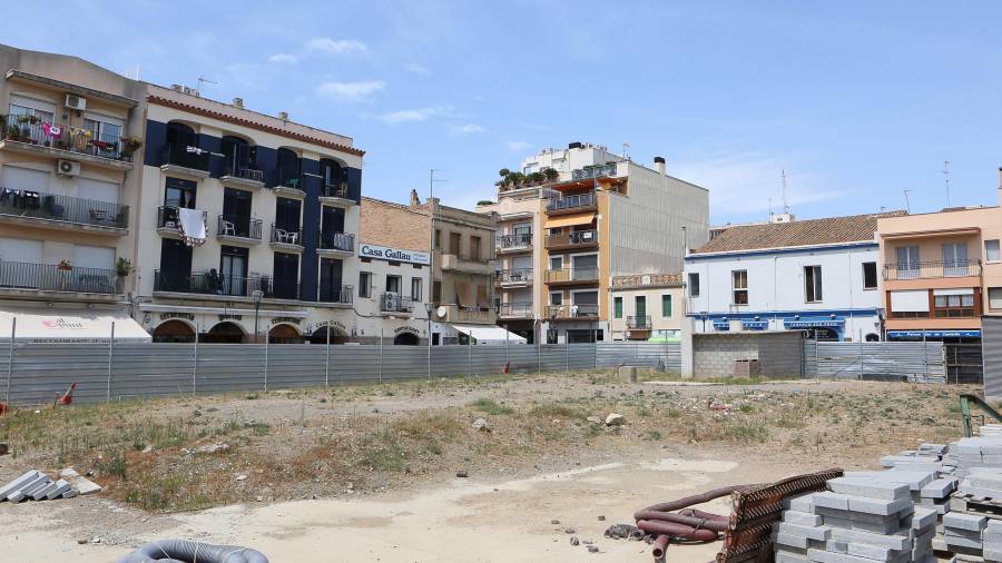 El solar donde están previstas las obras se encuentra en un estado de abandono y con la ejecución por iniciar todavía Foto: Alba Mariné