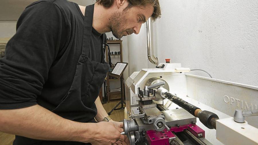 El torno es una herramienta b&aacute;sica en el taller del luthier a la hora de restaurar instrumentos m&uacute;sicales. Foto: Joan Revillas