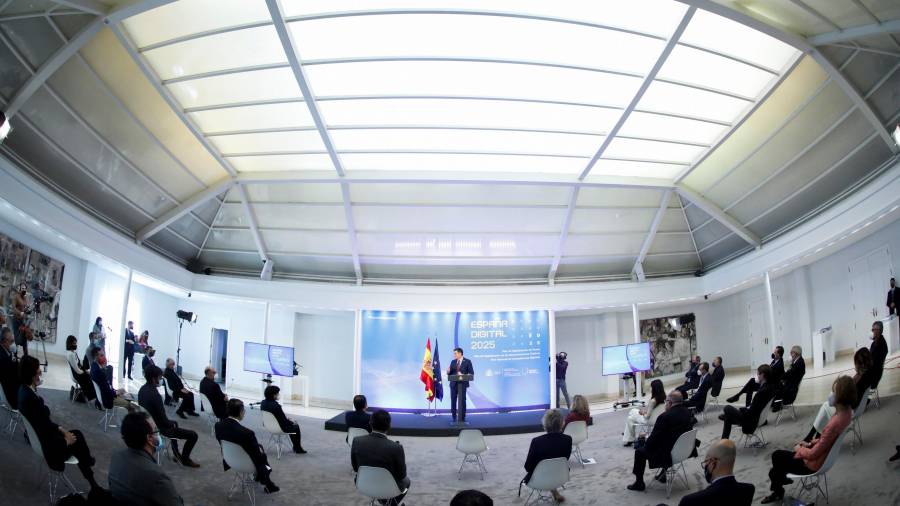 El presidente del Gobierno, Pedro Sánchez (c), en el acto de presentación de los planes de digitalización de pymes, competencias digitales y digitalización de la Administración pública, ayer.foto: efe