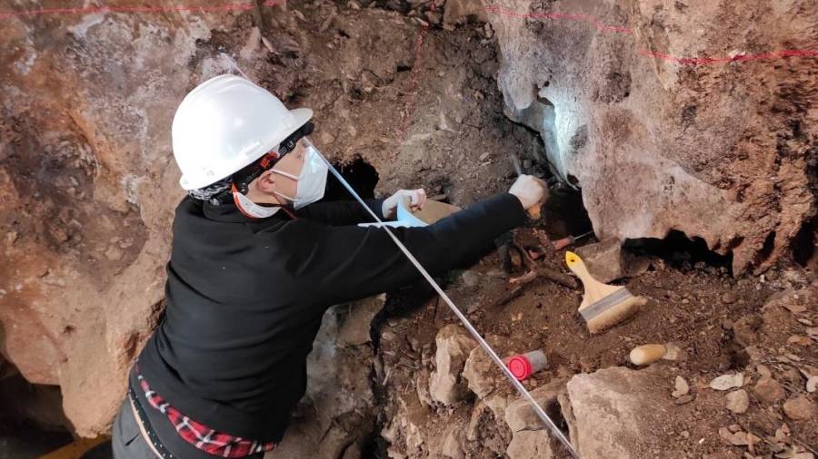 Excavació del testimoni estratigràfic de la boca C de la cova. FOTO: MIGUEL ÁNGEL MORENO/IPHES