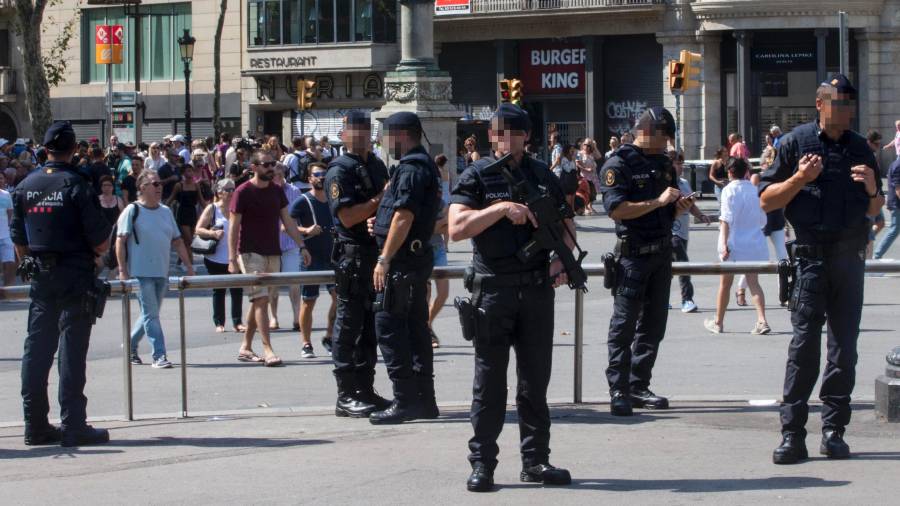 Aspecto de las Ramblas desde la plaza Cataluña con un fuerte dispositivo de seguridad, el día después del atentado. Foto: EFE