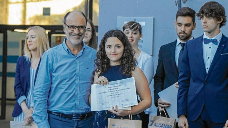 Agnès Camatxo Buj, rebent el 1r Premi de Treballs de recerca de temàtica local d’Alcanar. FOTO: Aula de fotografia d’Alcanar