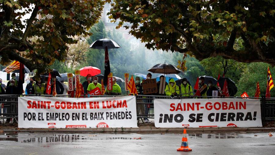 La plantilla de Saint-Gobain llevó ayer ante el Parlament su protesta contra el cierre en L’Arboç. garcía/efe