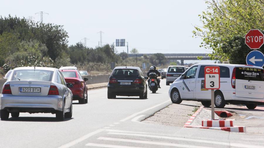El taxista habría recogido al presunto agresor en la estación de autobuses de Reus para llevarlo hacia Salou por la autovía C-14. FOTO: alba mariné