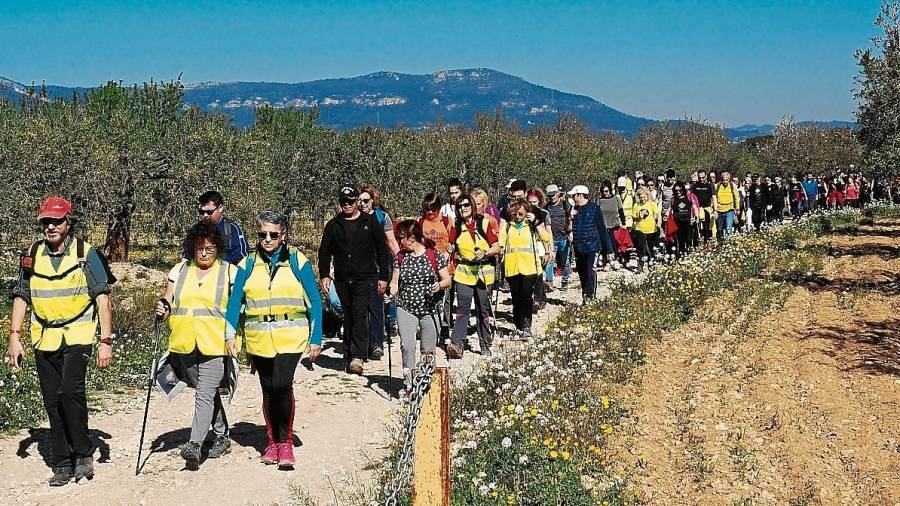 Imatge d’un grup de participants de retorn cap a Valls, unes tres hores després de sortir. FOTO: Alba Tudó
