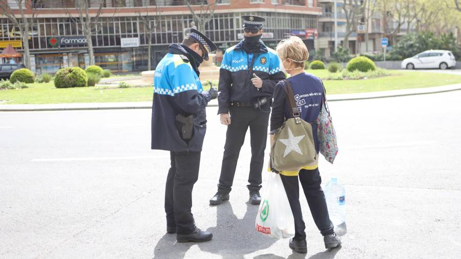 Guàrdia Urbana de Reus pidiendo justificación para circular por la calle. FOTO: Alba Mariné