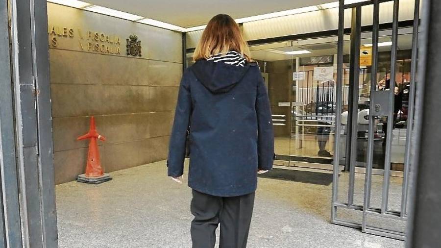Isabel Barroso entra ayer en los juzgados de lo Penal. FOTO: Pere Ferré