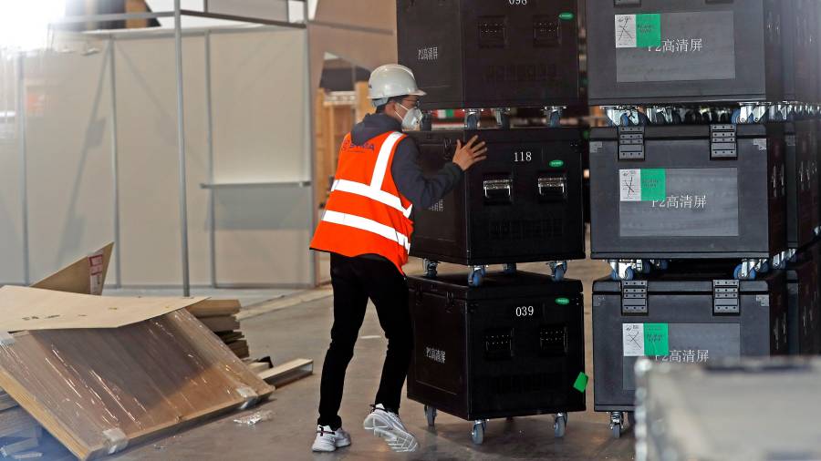 Un empleado del Mobile recogiendo mercancía y estands del salón de Fira de Barcelona. FOTO: EFE