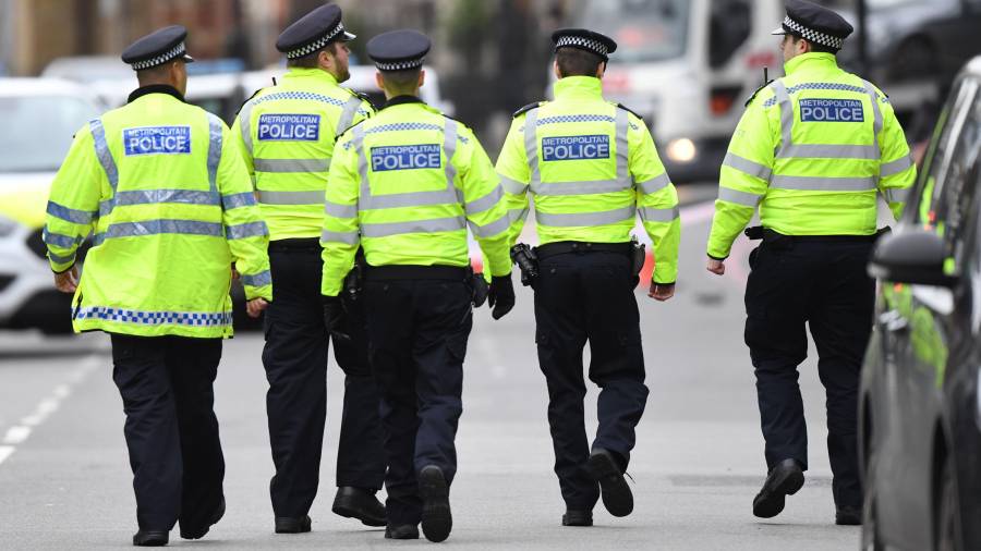 Varios policías en la zona donde se produjo el último ataque terrorista en Londres. FOTO: EFE