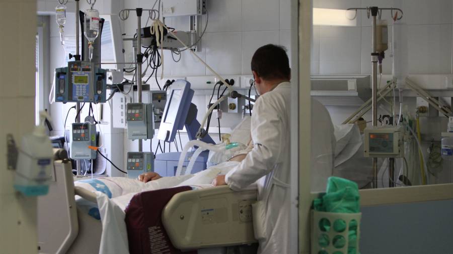 Imagen de un paciente con coronavirus en la UCI en Tarragona. DT