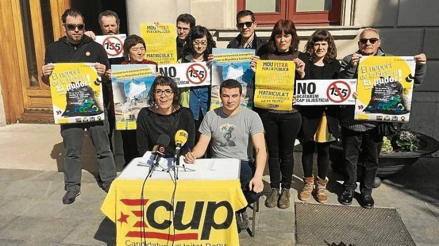 Imatge de la roda de premsa de la CUP celebrada ahir a les portes de l’Ajuntament de Reus. FOTO: f. g.