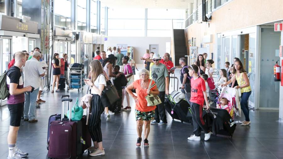 Pasajeros en el Aeropuerto de Reus durante el mes de julio. FOTO: Alba Mariné
