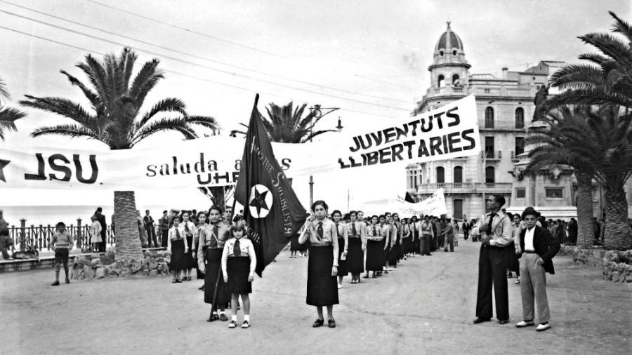 Desfilada de les joventuts antifeixistes al Balcó del Mediterrani, 23 de març de 1937. FOTO: Vallvé. CIT /L'Arxiu
