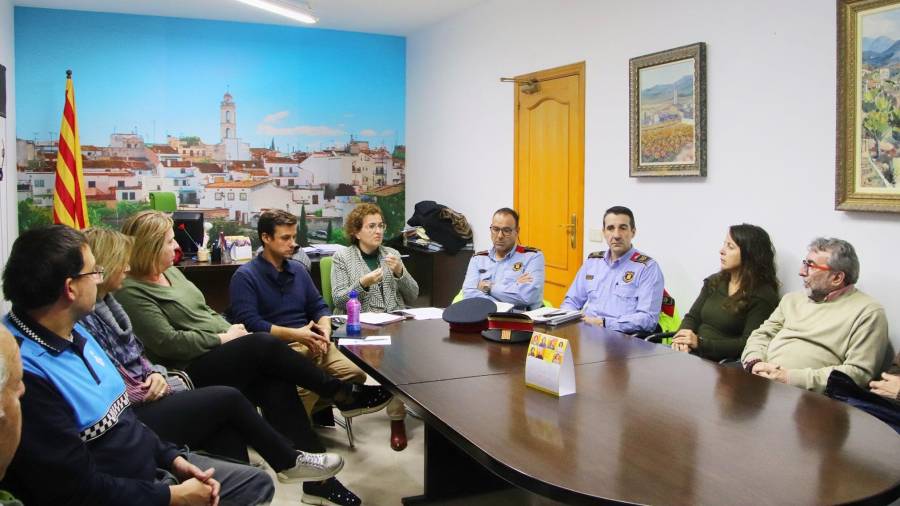 Reunión del Ayuntamiento con vecinos y mossos.