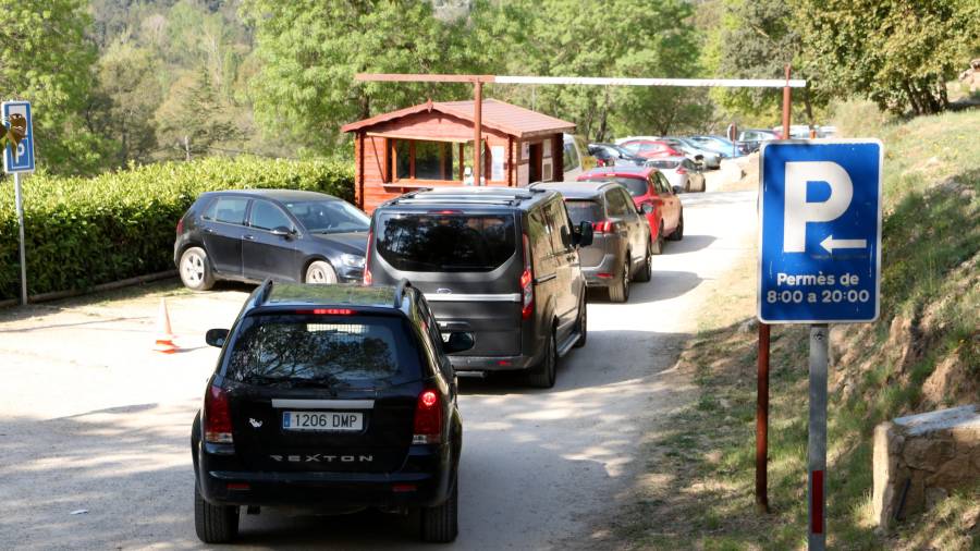 Imagen de la cola de coches para entrar a la Vall del Glorieta. ACN