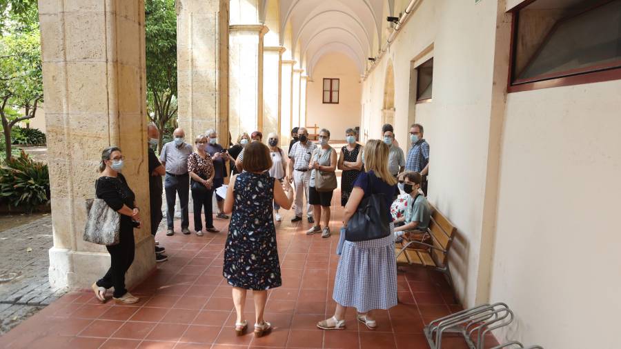 Un instante de la visita, a su paso por el interior del Institut Salvador Vilaseca. FOTO: ALBA MARINÉ