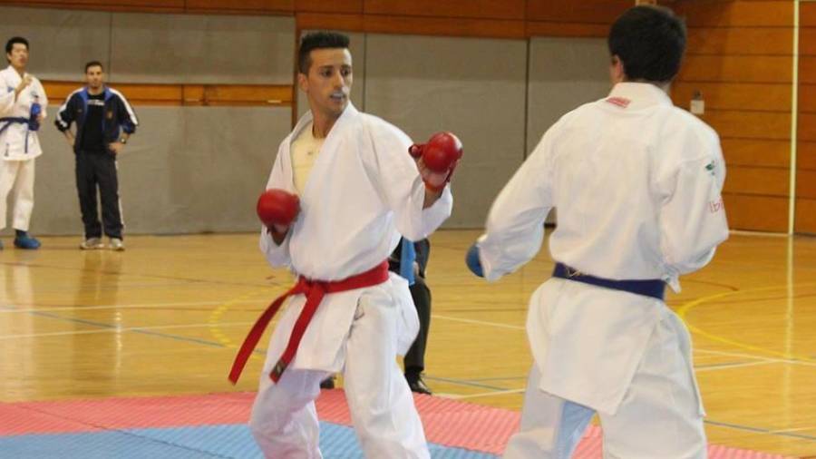 El karateca tarraconense Alex Asnà, 10 veces campeón de Catalunya, en medio de un combate. FOTO: Cedida