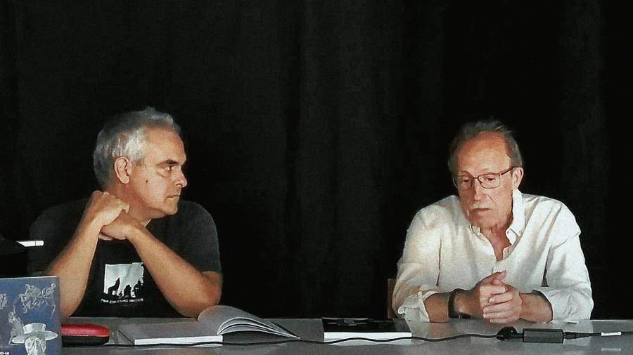 Jordi Martí y Amat Pellejà en la presentación del libro en Marçà este verano. FOTO: Cedida