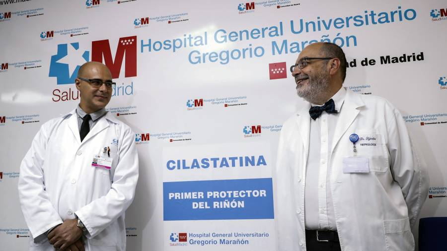 Los investigadores Alberto Lázaro (i) y Alberto Tejedor (d), del Hospital Gregorio Marañón, ayer. Foto: Naranjo/EFE.