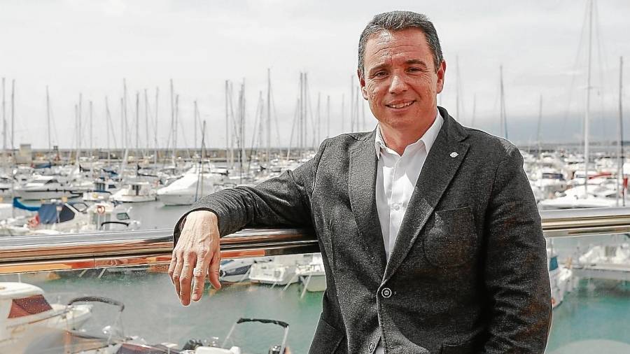 El presidente Ramon Vallverdú posa en la terraza del restaurante del Club Nàutic. FOTO: FABIÁN ACIDRES