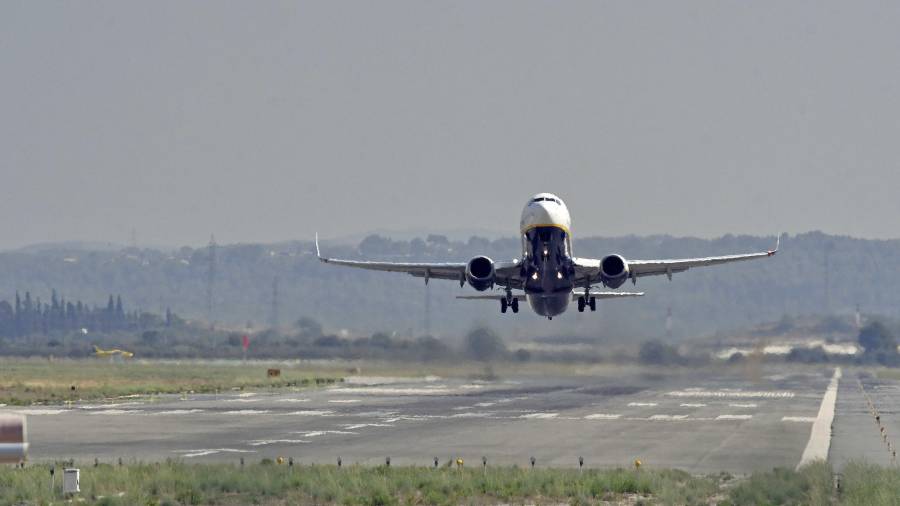 Un avión despegando en el Aeropuerto de Reus. FOTO: ALFREDO GONZÁLEZ