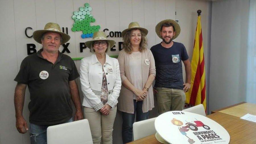 Autoridades comarcales con agricultores participantes.