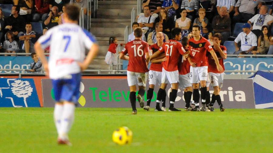 Los jugadores granas celebran el primer gol de Eloy Gila en el Heliodoro Rodríguez López en 2010. Foto: Diario de Avisos
