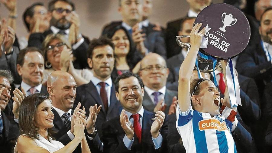 La capitana de la Real Sociedad levanta el trofeo en presencia de la reina Letizia. FOTO: efe