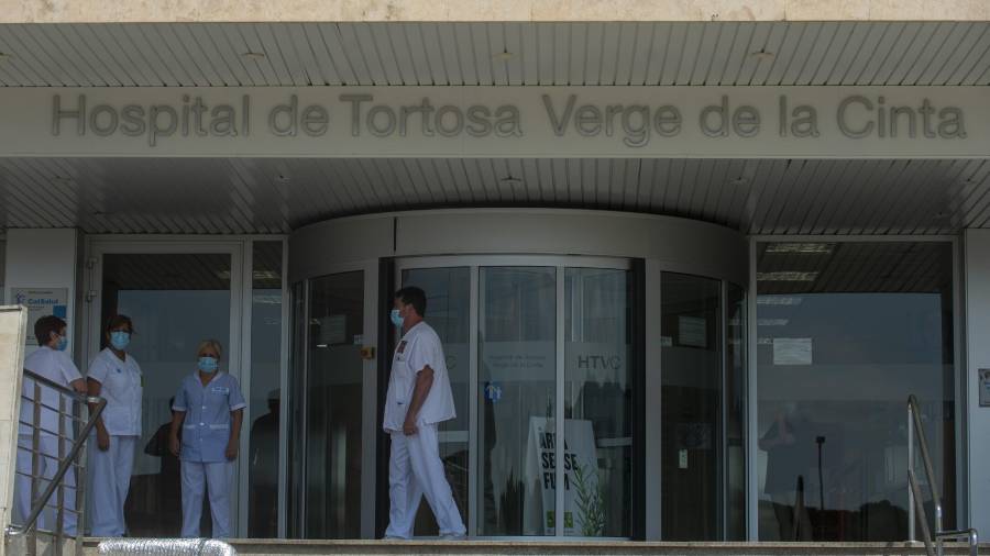 L’accés principal de l’Hospital Verge de la Cinta de Tortosa. FOTO: JOAN REVILLAS