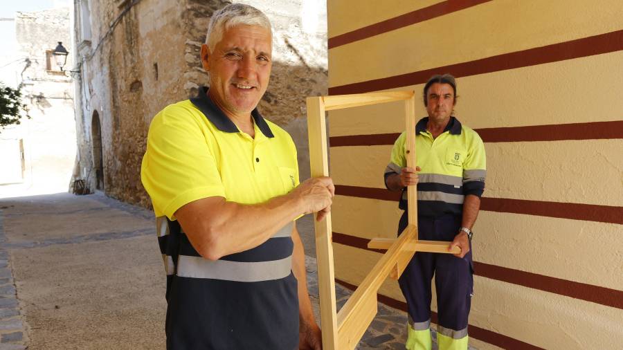 L’agutzil de la Nou de Gaià Toni Virgili (e) i el seu ajudant Josep Duch (d) portaven dilluns una mampara a les oficines municipals. foto: PERE FERRÉ