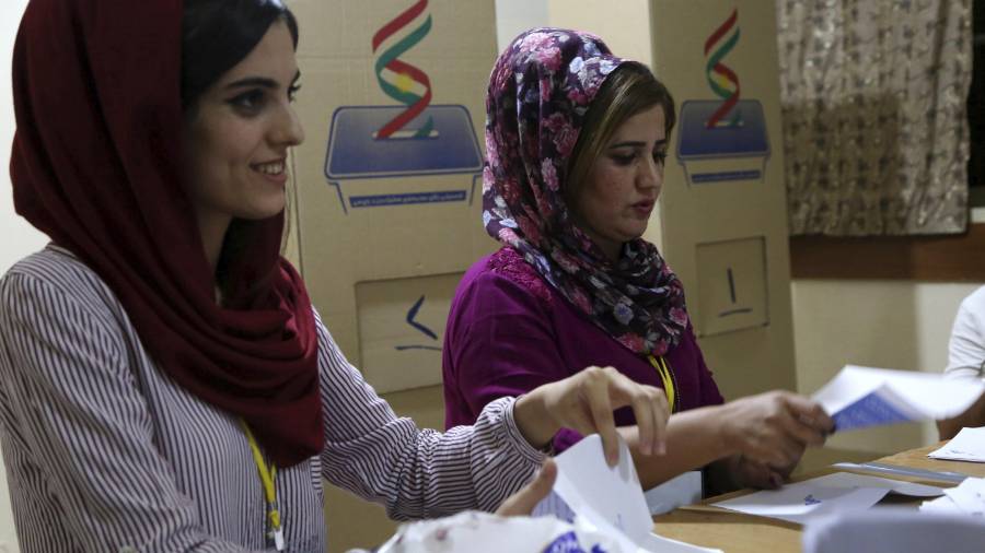 Membres del comitè compten els vots després de la celebració del referèndum d'independència del Kurdistan. Foto: EFE