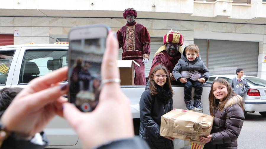 Niños cambrilenses se hacen una foto con el rey Baltasar tras recibir su regalo. FOTO: ALBA MARINÉ