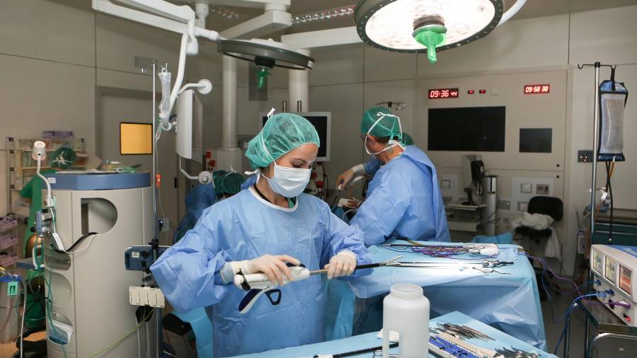 Imagen de archivo de una operación en un quirófano del Hospital Sant Joan de Reus. FOTO: ALBA MARINÉFUENTE:: CATSALUT