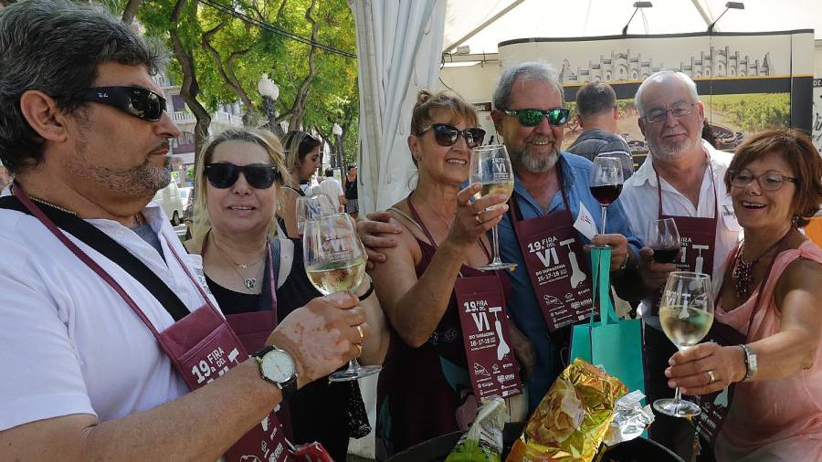 Clientes degustando los difeentes vinos y productos en la Rambla Nova Foto: Lluís Milián