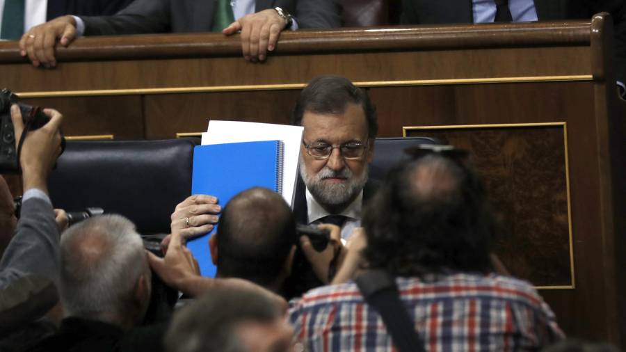 Rajoy recoge sus papeles tras intervenir en el Congreso. EFE