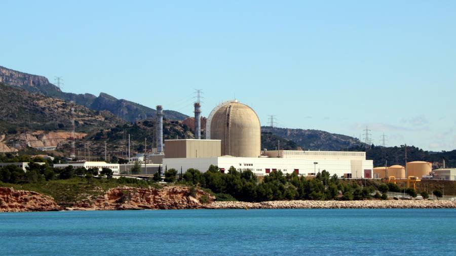 Pla general de la central nuclear Vandellòs II des de la platja de l'Almadrava. Foto: ACN