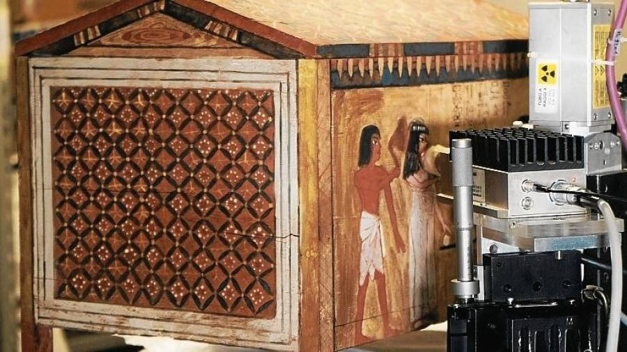 Foto del museo egipcio de Turín de un estudio multiespectral sobre un baúl de hace más de 3.000 años. FOTO: EFE