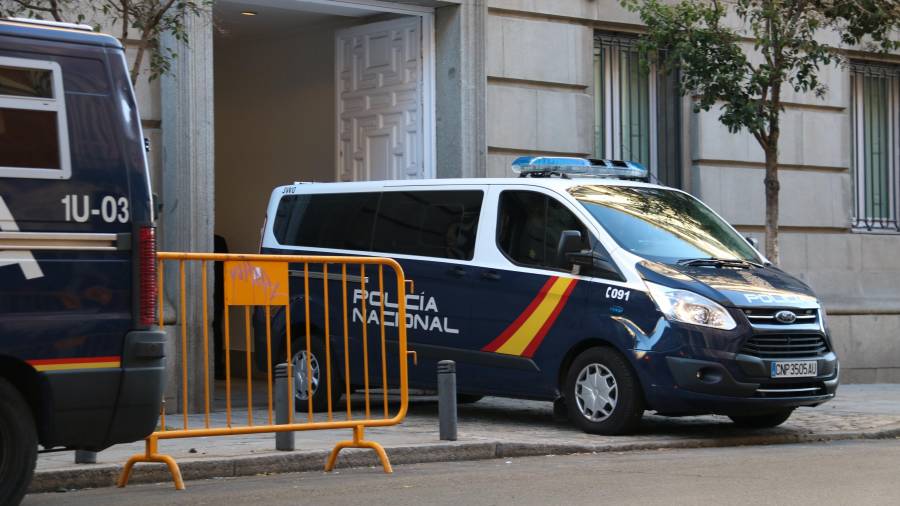 Un furgó de la policia espanyola traslladant al Suprem dos dels consellers empresonats, Jordi Sànchez o Jordi Cuixart, l'1 de desembre del 2017. Foto: ACN