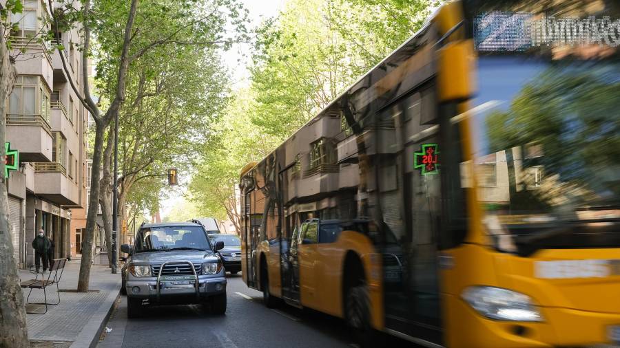 En la imagen se aprecia vehículos estacionados en carril de circulación de Països Catalans. FOTO: FABIÁN ACIDRES