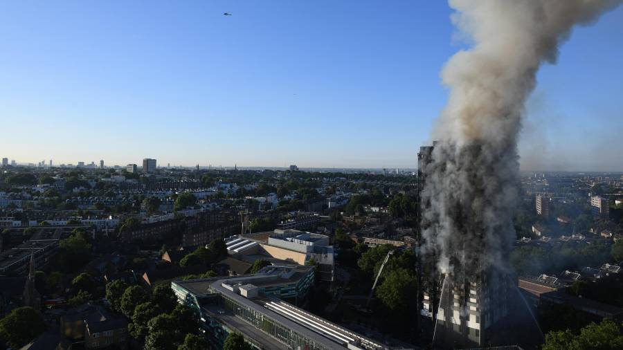 Els bombers treballen per extingir l'incendi declarat aquesta matinada a l'edifici residencial Torre Grenfell, a Londres.