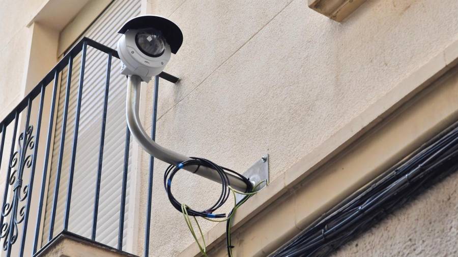 Imagen de una de las cámaras de vigilancia instalada en la calle Jesús. Foto: A. González