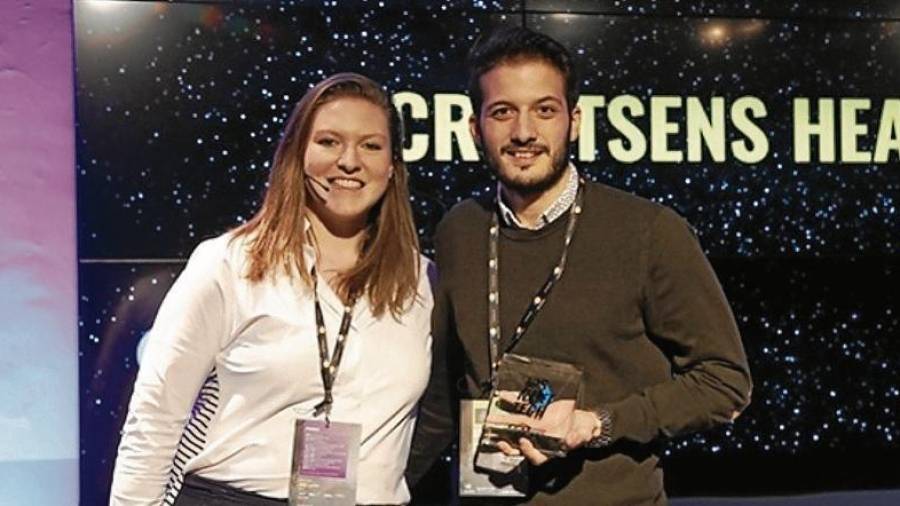 Adrià Maceira, CEO de CreatSens Health, va rebre el premi de la mà de Gemma Milne, cofundadora de Science Disrupt. FOTO: Cedida
