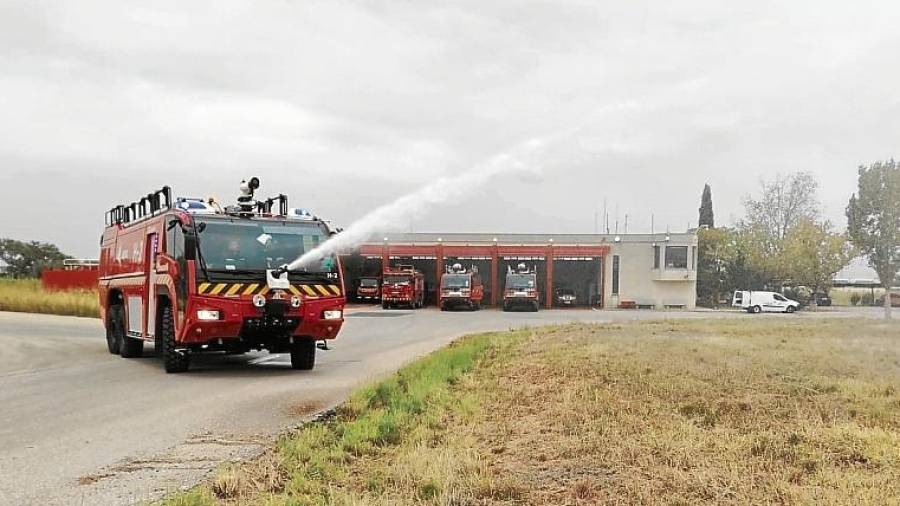 Uno de los nuevos camiones autoextintores del servicio de extinción de incendios del Aeropuerto de Reus. FOTO: Cedida