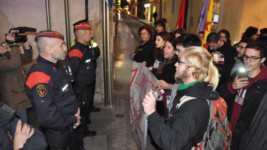 Manifestantes delante del Centre Cultural de Cambrils. FOTO: Lluís Rovira i Barenys/revistacambrils.cat